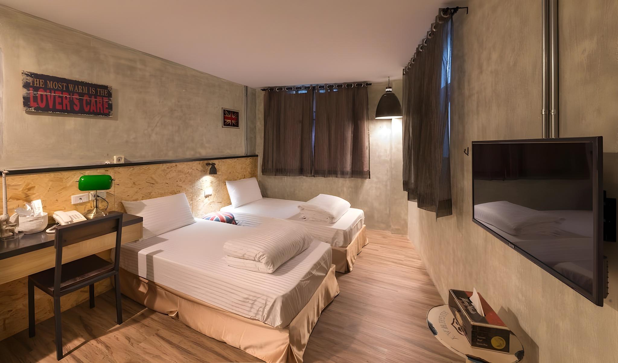 Posh, Twin Beds