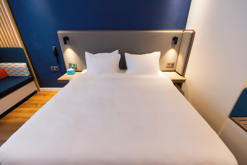 Standard, Queen Bed, Atrium View