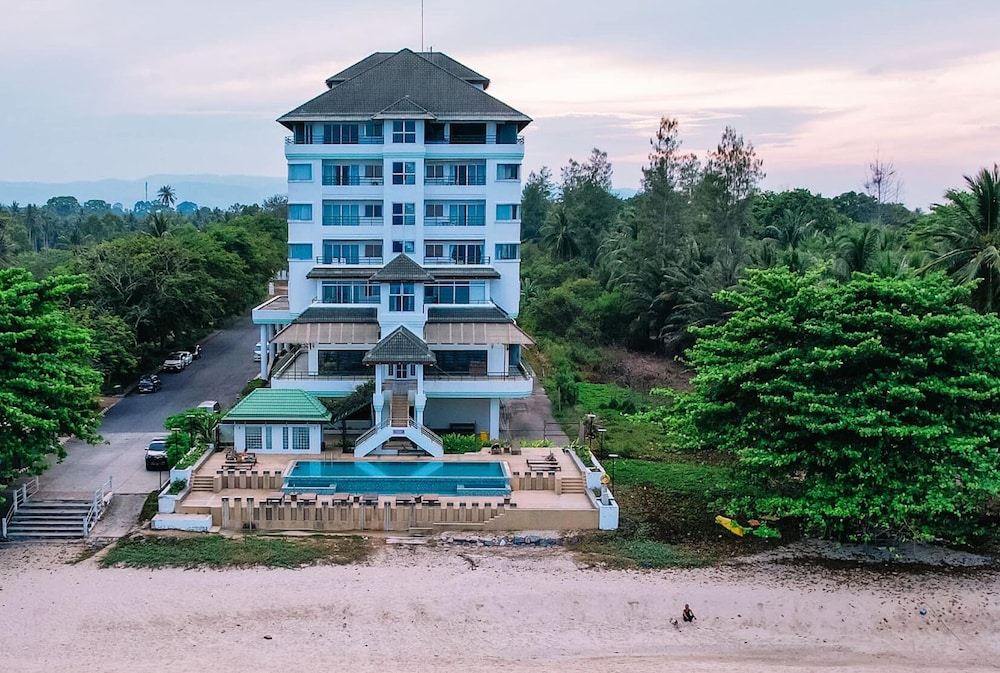 Khanom Golden Beach Hotel 7/59