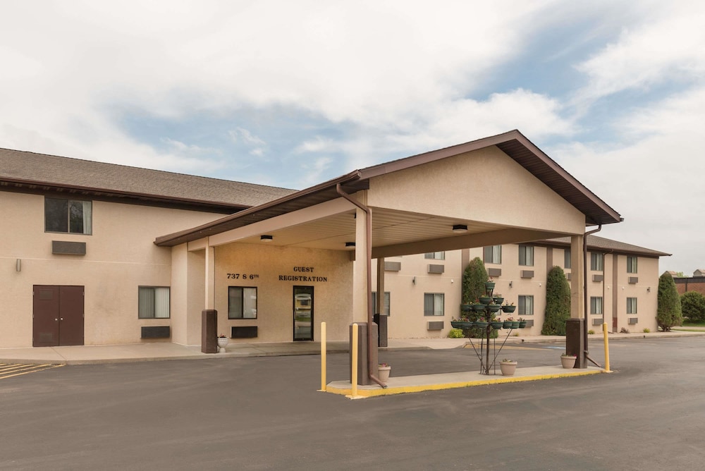 Baymont By Wyndham Hot Springs 5/29