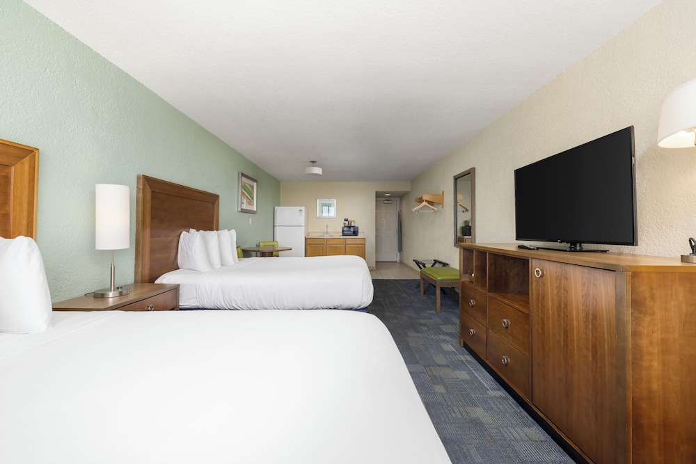 STANDARD, 2 QUEEN BEDS