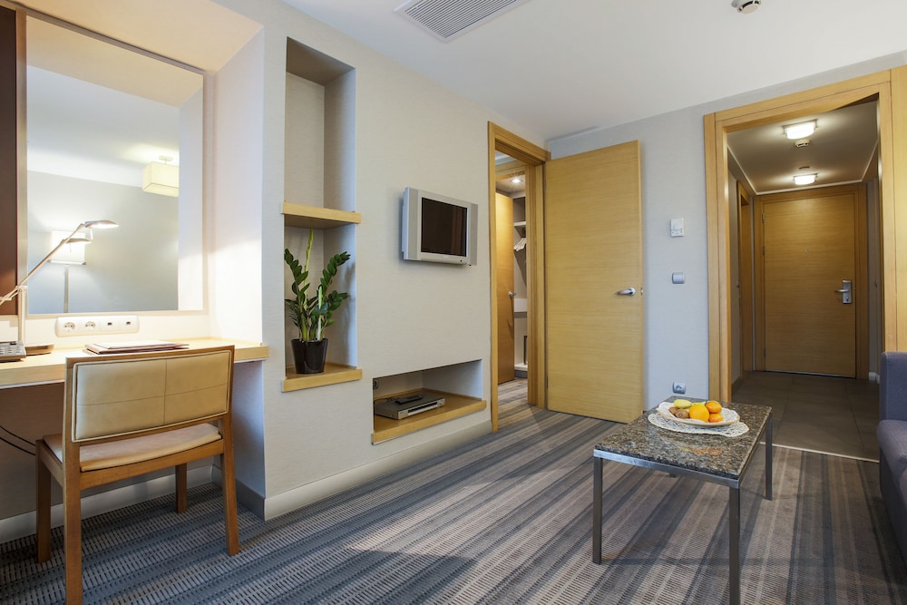 Housez Suites 38/65