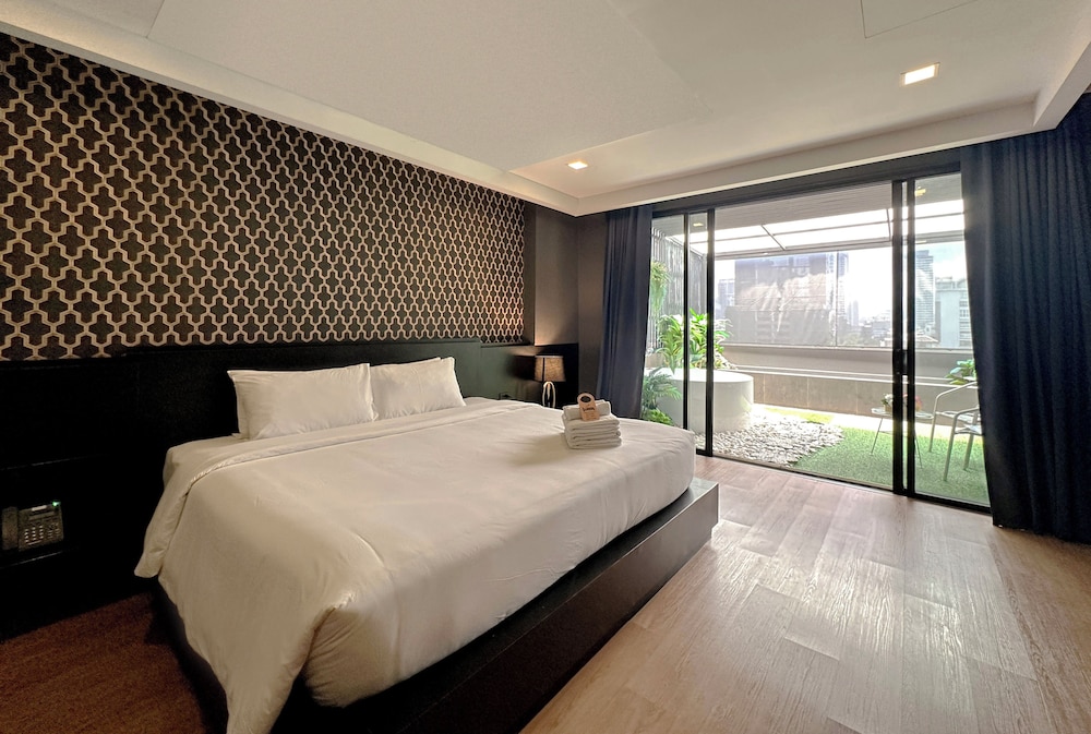 Cave, Executive, Suite, King Bed, Outdoor Jetted Tub