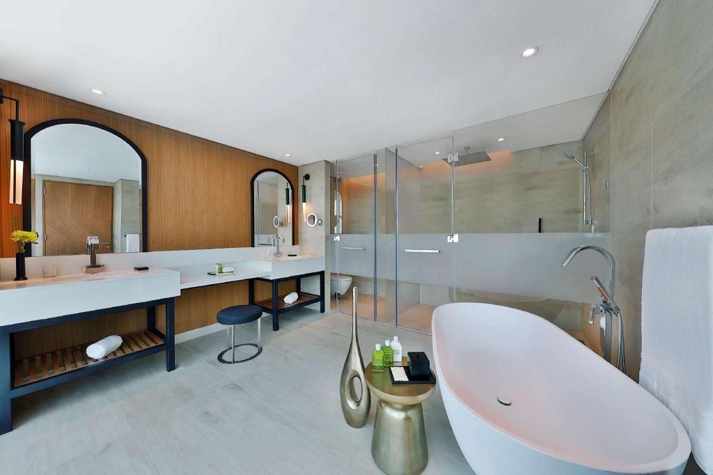 BAY SQUARE, SUITE, KING BED