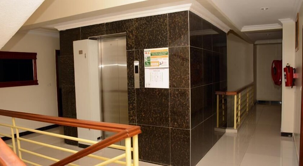 La Posh Hotel 7/33
