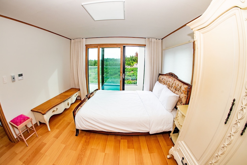 Jeju Bunker Hotel and Resort 13/50