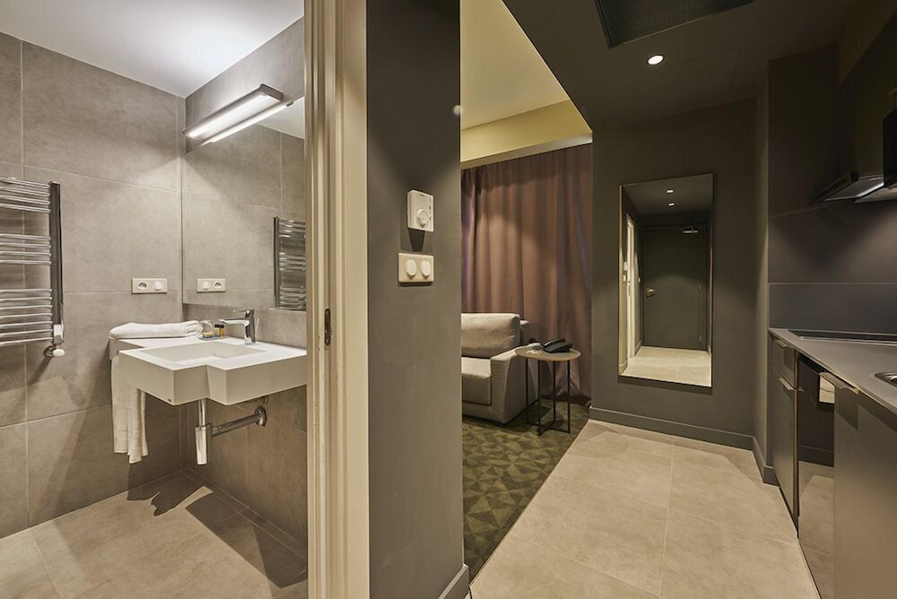 M Suite Hotel 42/50