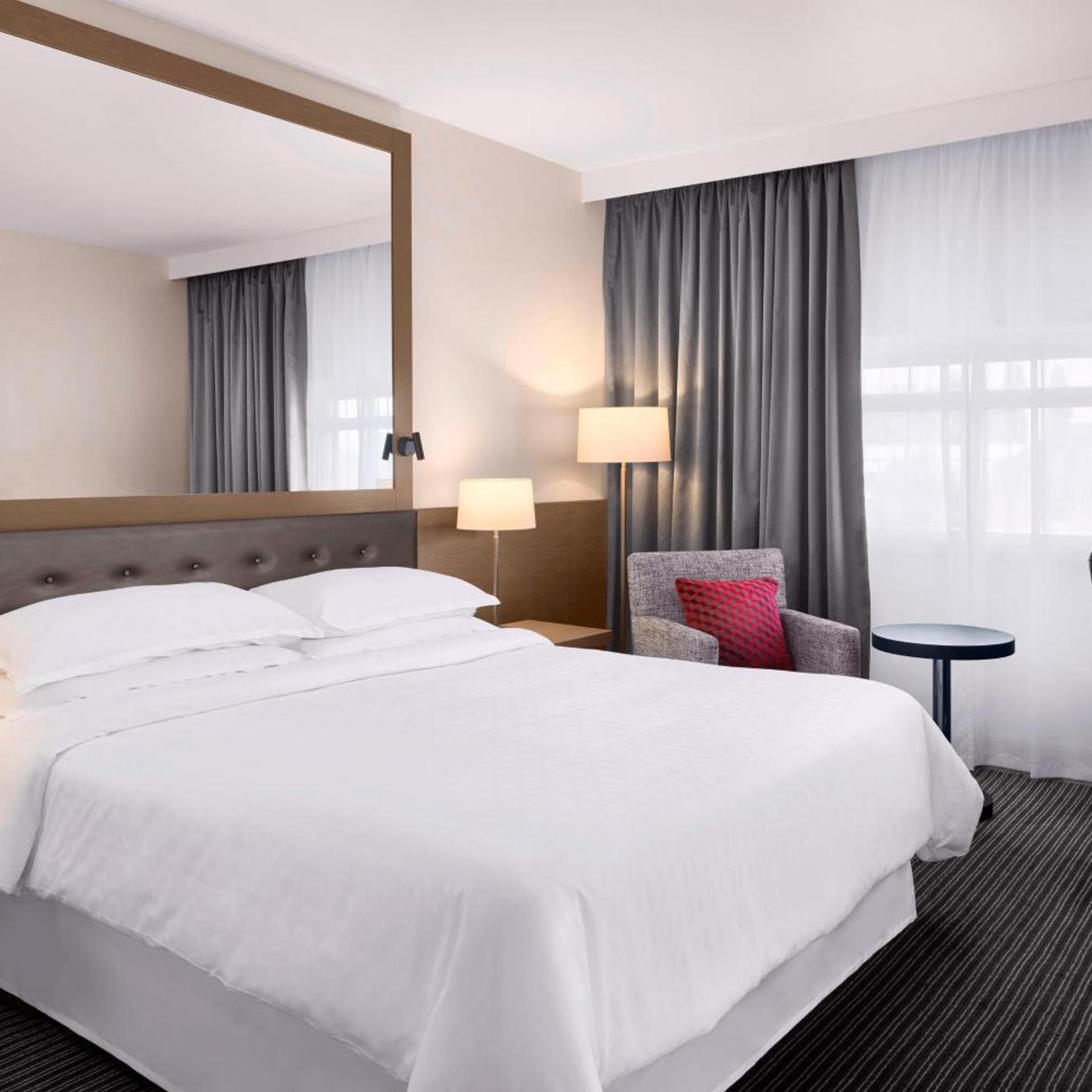 Guest Room, Deluxe, Queen Bed