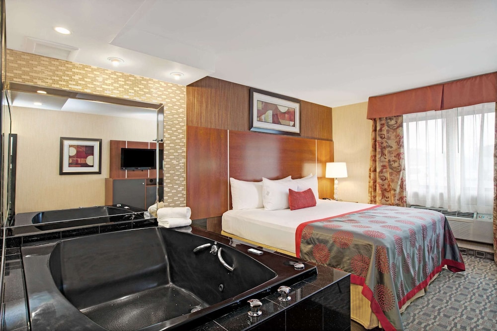 Ramada By Wyndham Staten Island 14/38