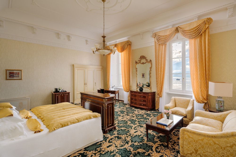 Suite, King Bed, Lake View, Open Space