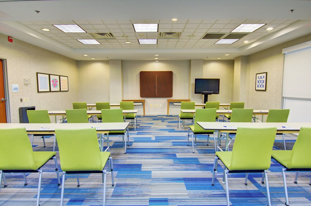 Holiday Inn Express Suites Blackburg University Area 58/74