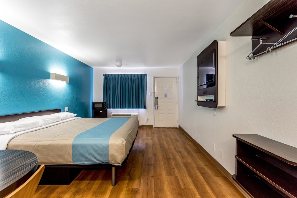 Motel6 Bryan, TX - College Station 34/67
