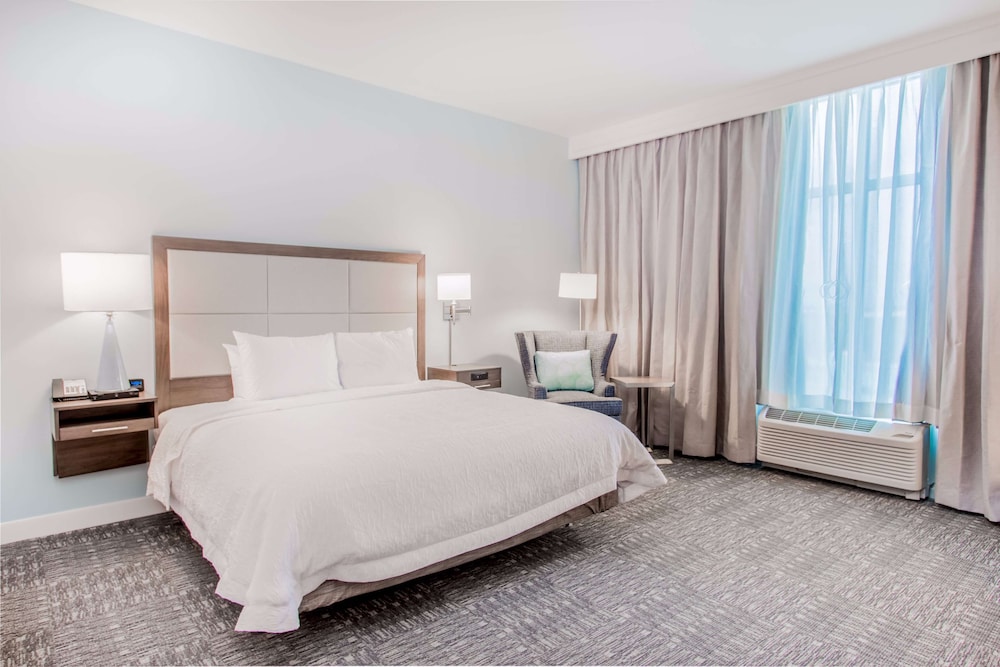 Hampton Inn & Suites Panama City Beach-Beachfront 11/33