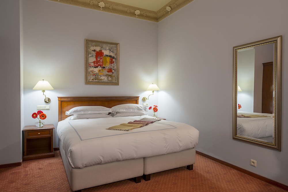BUSINESS, DOUBLE OR TWIN BED