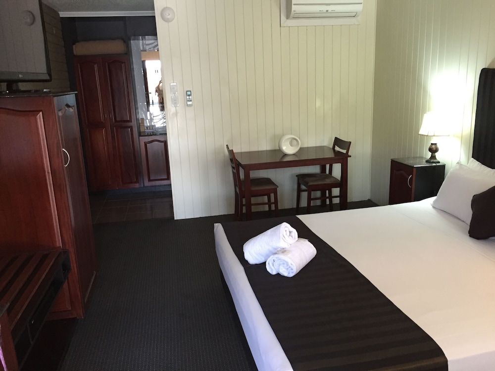 Country Plaza Motor Inn 8/28