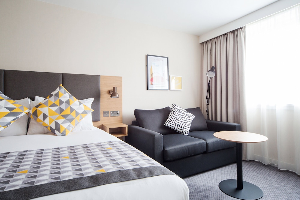 Holiday Inn Gatwick Airport 20/75