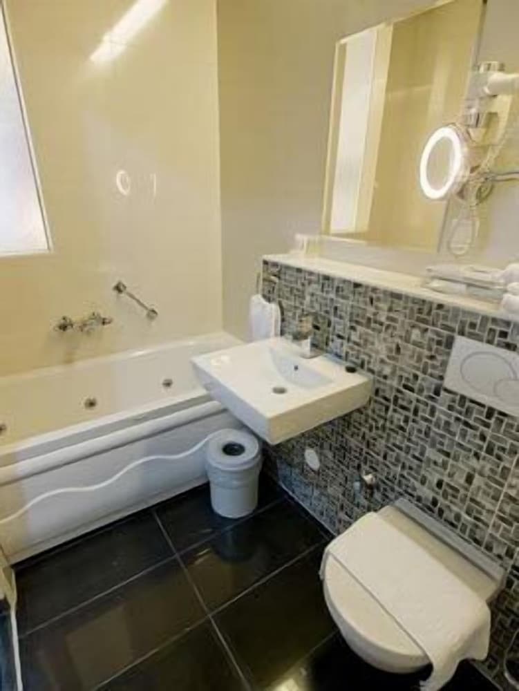 ROOM, SINGLE, DOUBLE BED, JETTED TUB