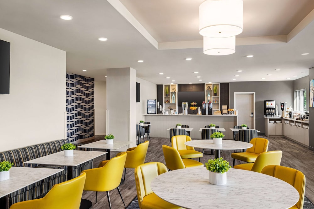 Microtel Inn & Suites Montreal Airport-Dorval QC 17/35