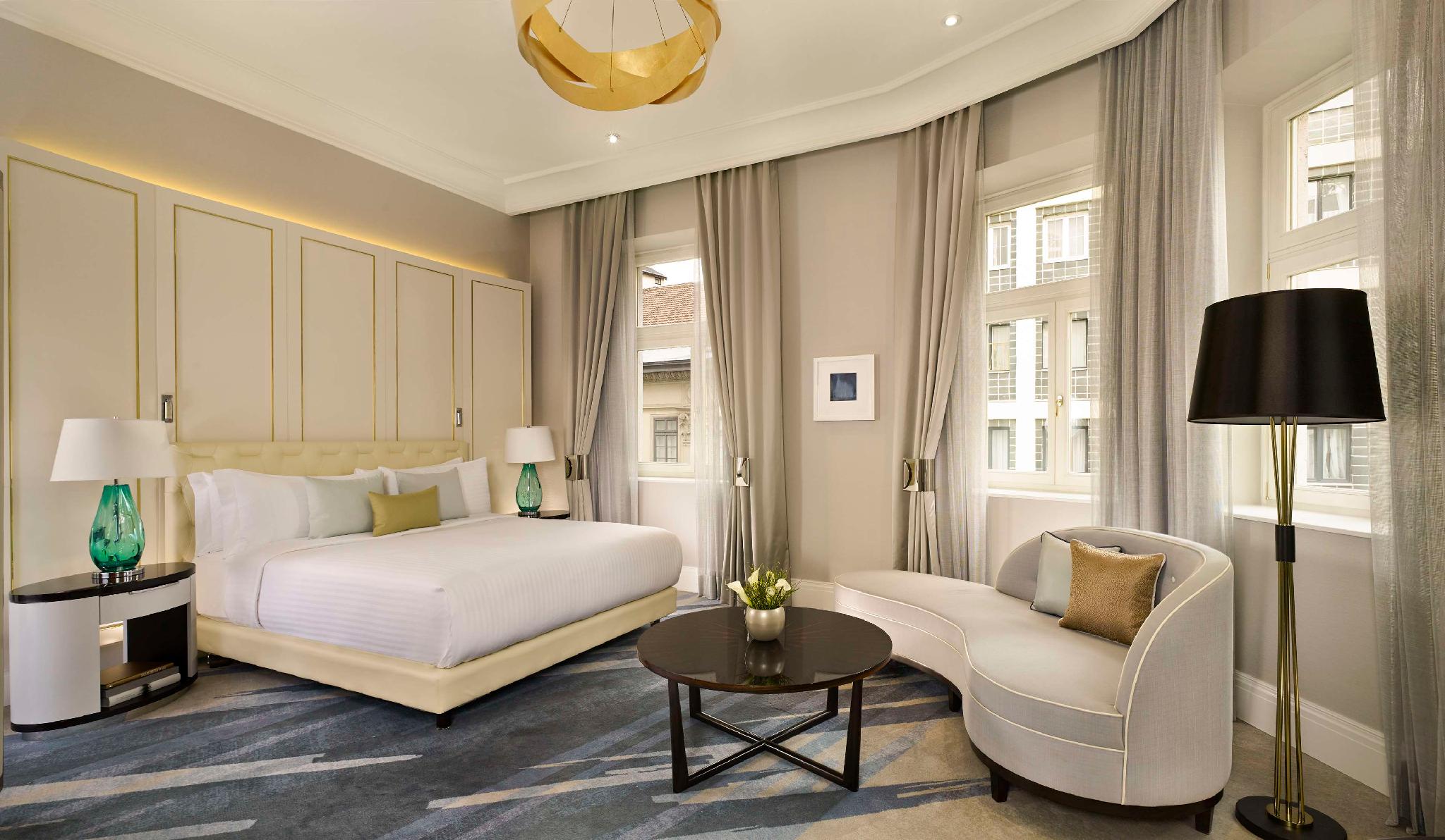 Club Deluxe Suite