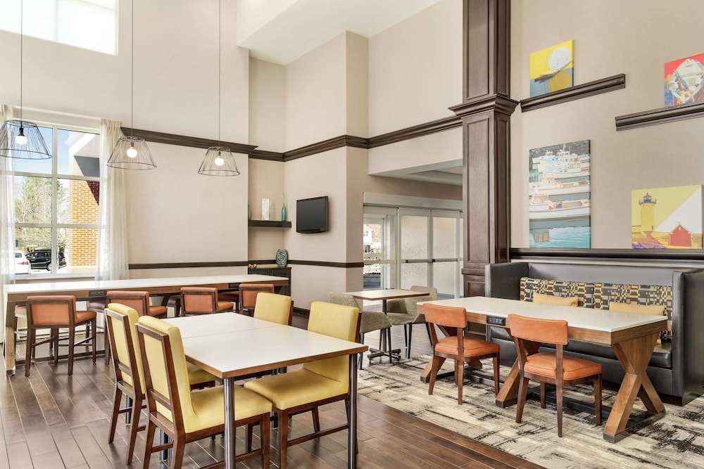 Hampton Inn Suites Exeter 45/52