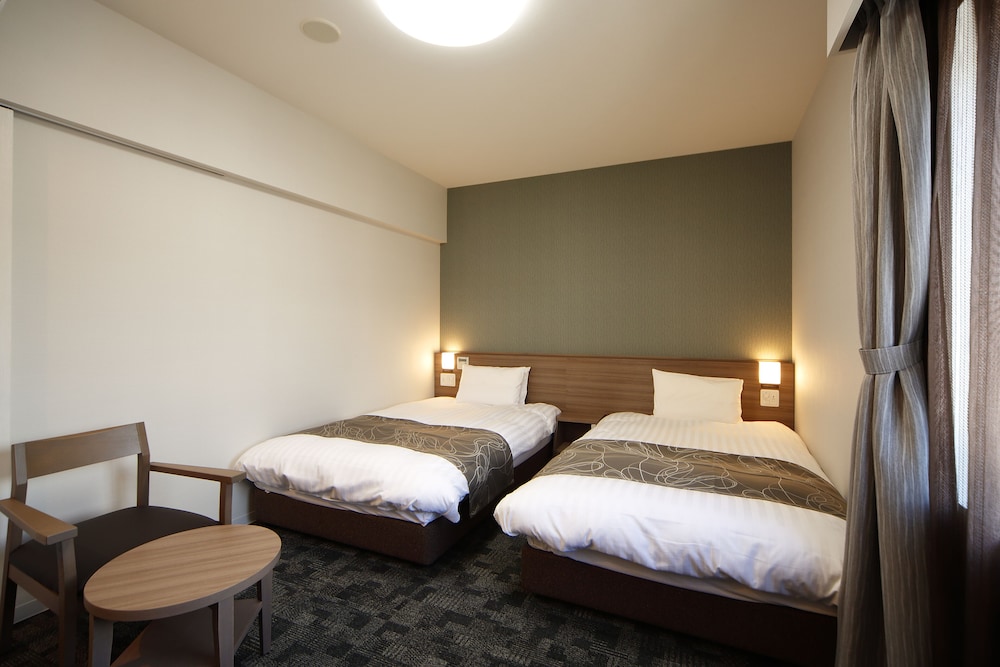 ROOM, TWIN BEDS