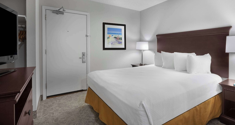 Suite, King Bed, Ocean Front, Sofa, Balcony، Best Western Ocean Sands Beach Resort 4/10