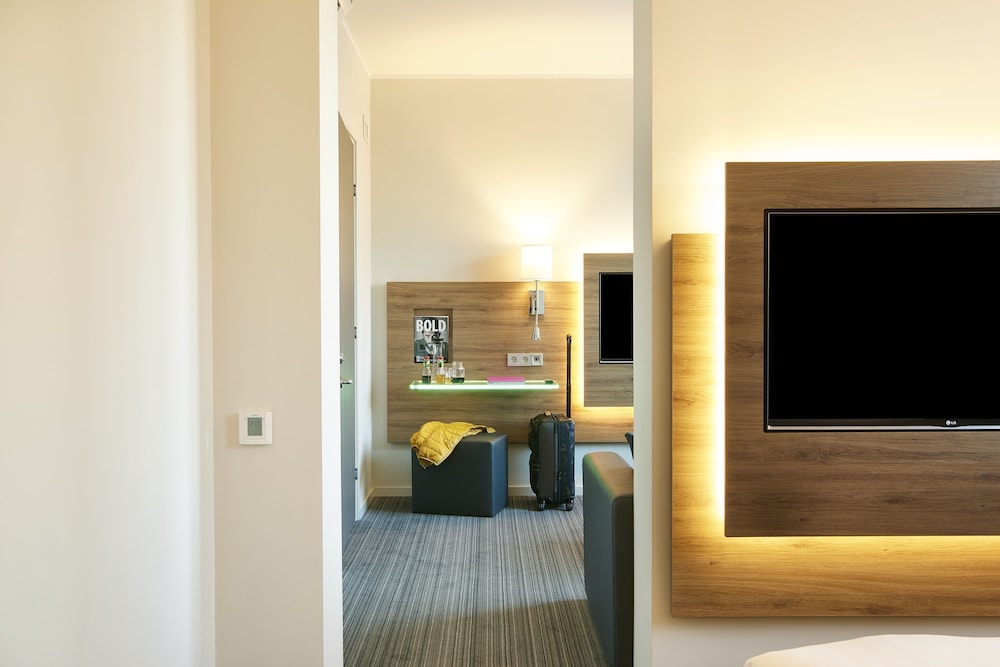MOXY LONDON HEATHROW AIRPORT 38/39