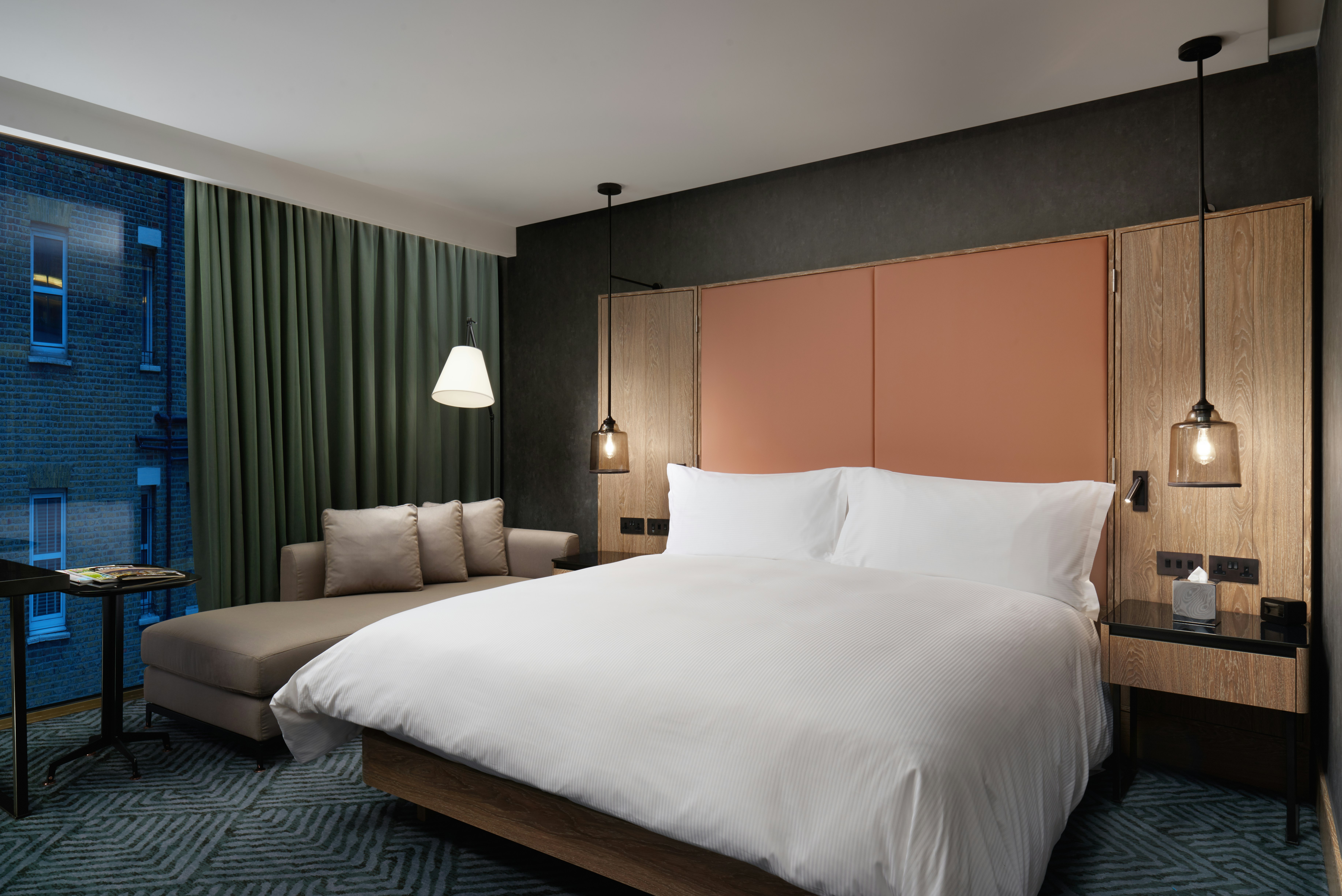 DELUXE, KING BED