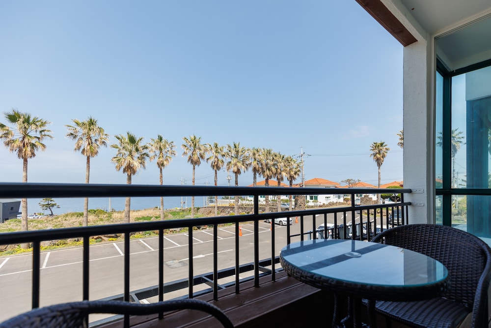 Sea Cliff Hotel Jeju 10/69