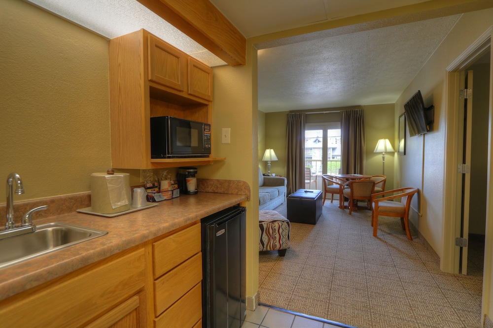 Quality Inn And Suites Dollywood 25/31