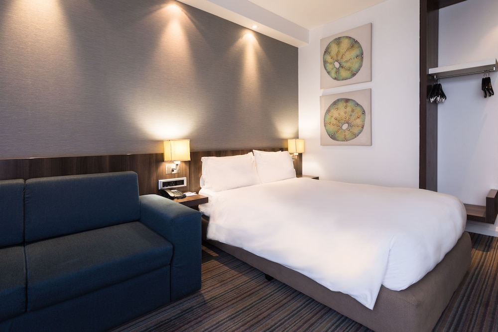 HOLIDAY INN EXPRESS DURBAN - UMHLANGA 28/83