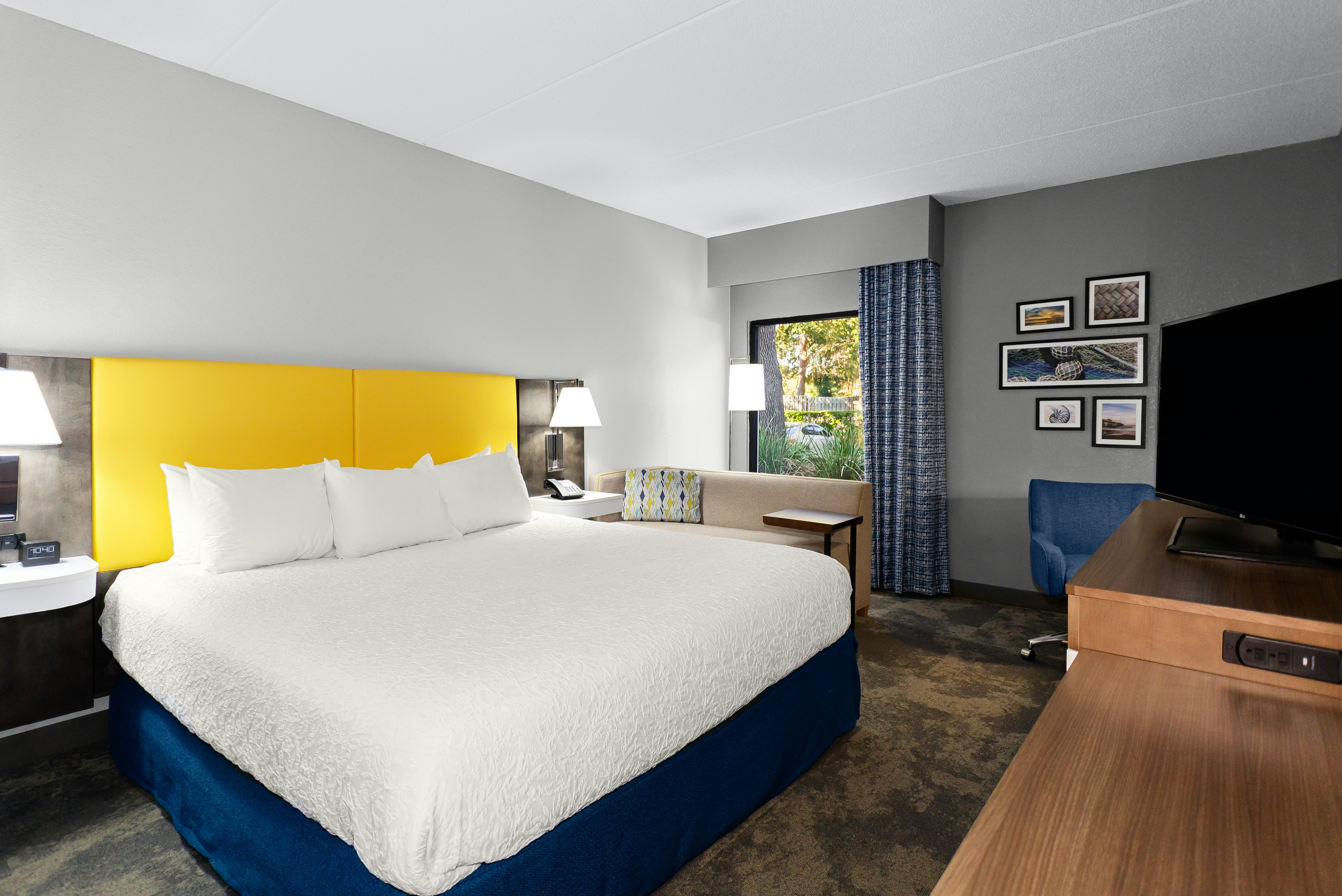 Room, King Bed, Chaise Lounge, Accessible