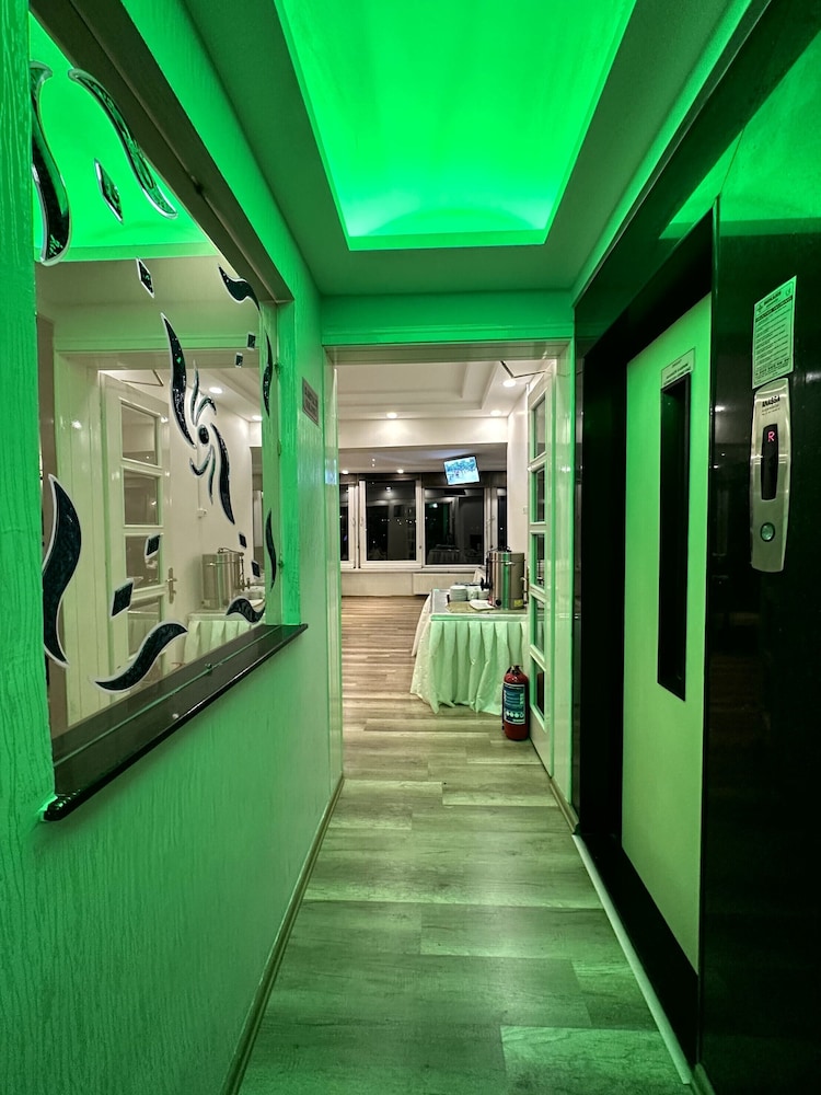 Headman Hotel 37/41