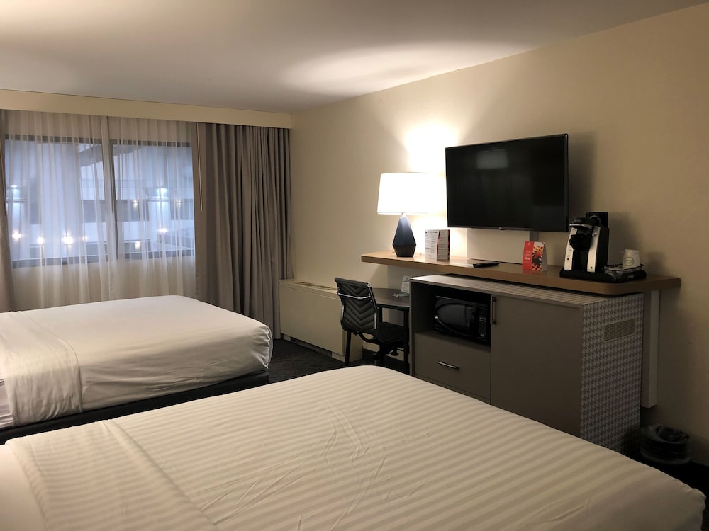 Holiday Inn & Suites Chicago North Shore (Skokie) 13/55