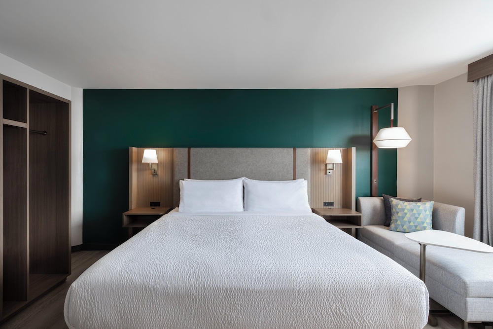 1 Bedroom, Suite, King Bed, Dining Area
