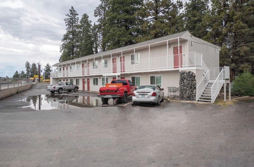 Budget Inn Bend by OYO 30/44