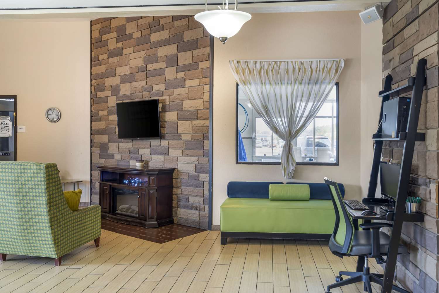 Quality Inn & Suites Delaware South 24/25