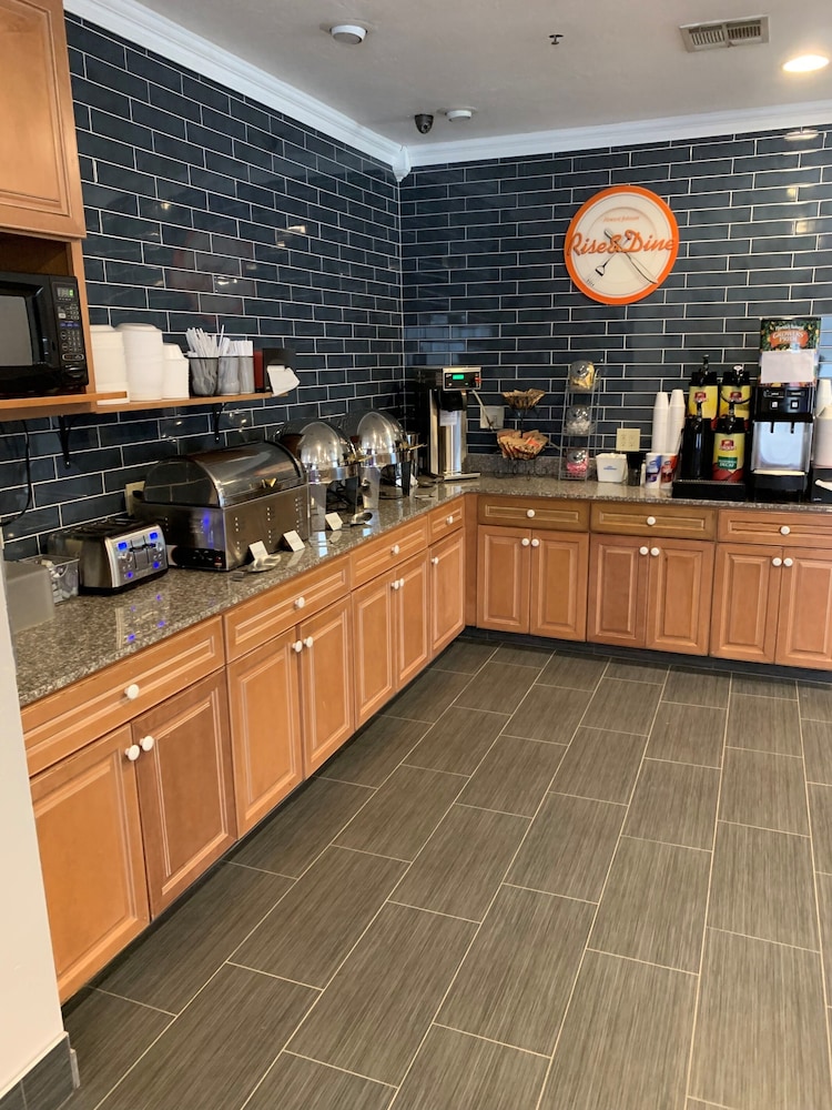 Howard Johnson by Wyndham Oklahoma City Airport/ Fairgrounds 16/22