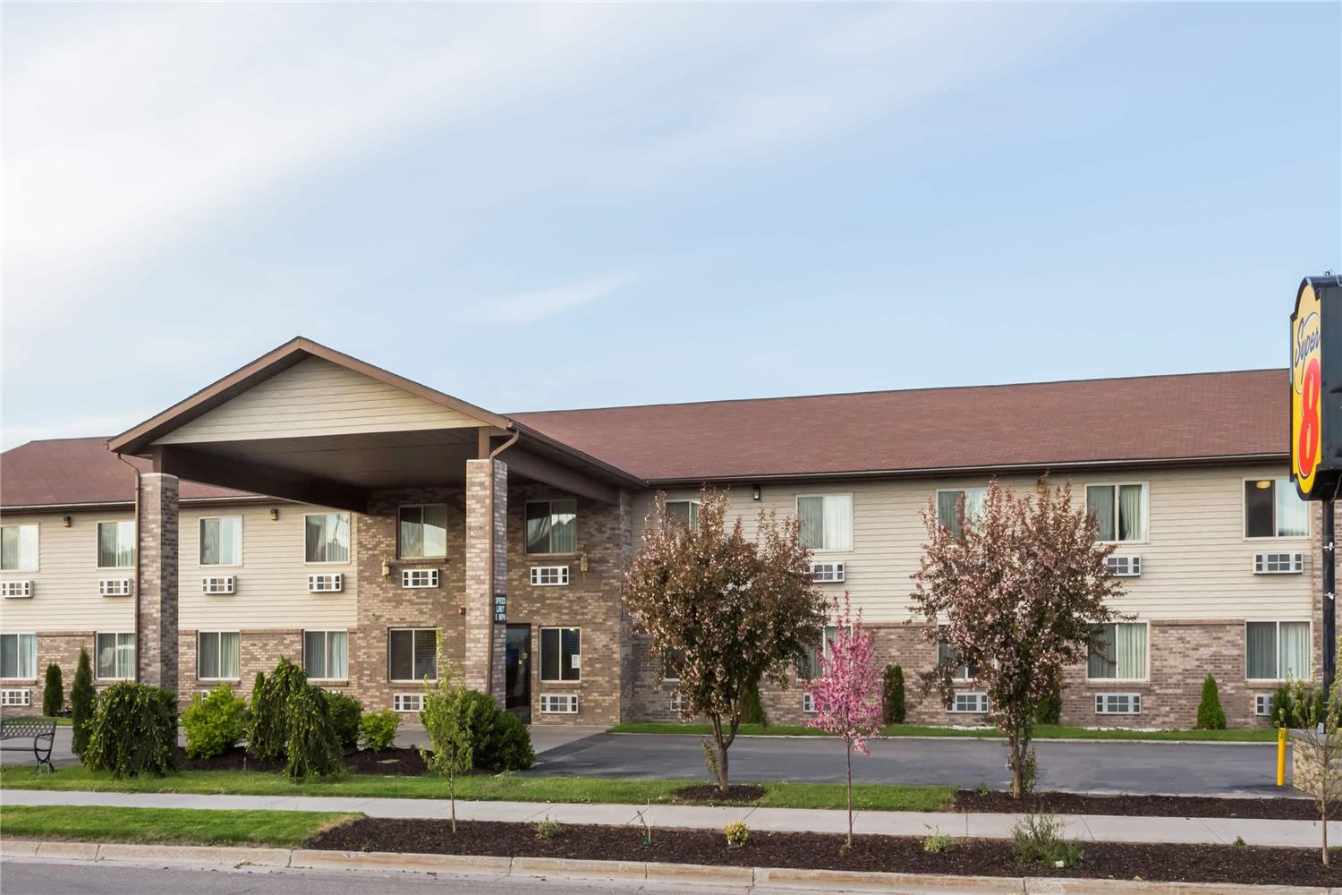 Super 8 by Wyndham Rexburg 1/8
