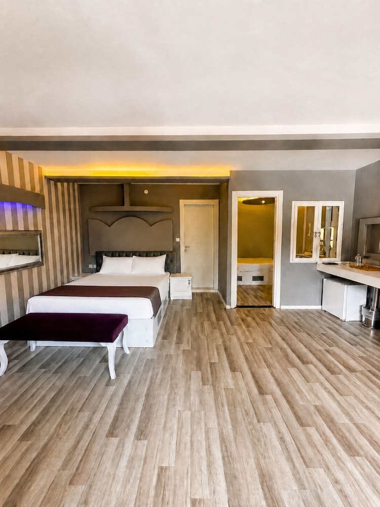 2 Bedrooms, Family Suite, 1 King and 1 Single Beds, Valley View, Balcony