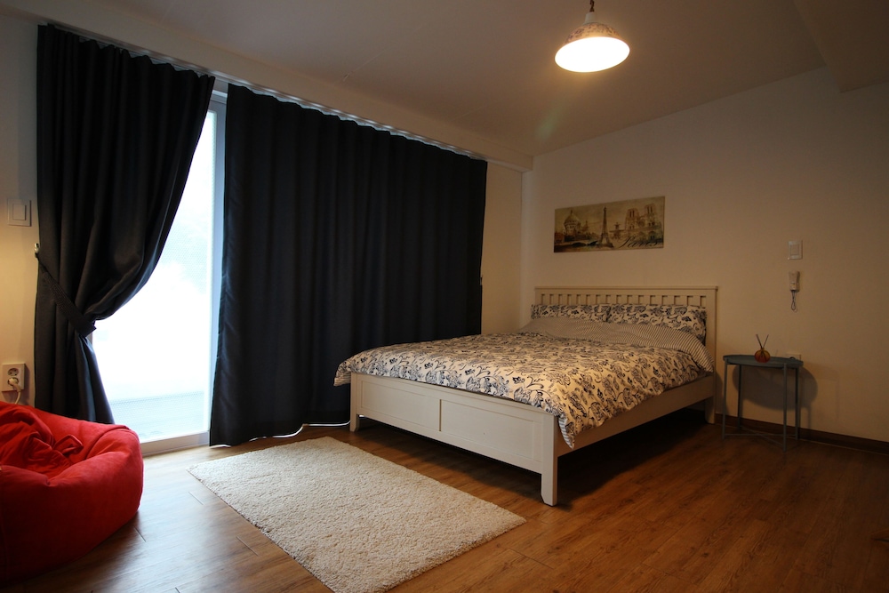 Elite, Queen Bed