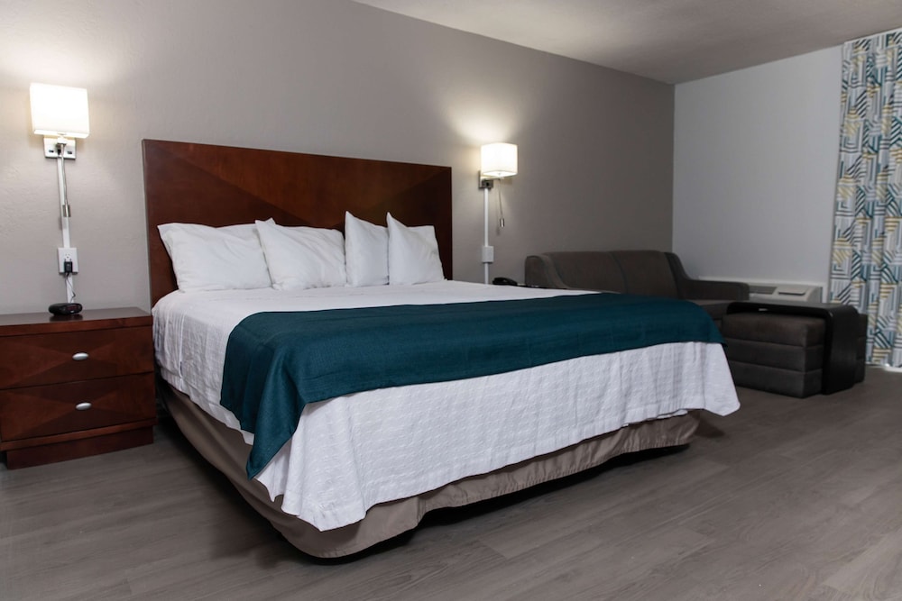STANDARD, KING BED, KITCHENETTE
