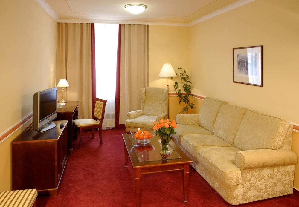 Embassy Hotel 18/40