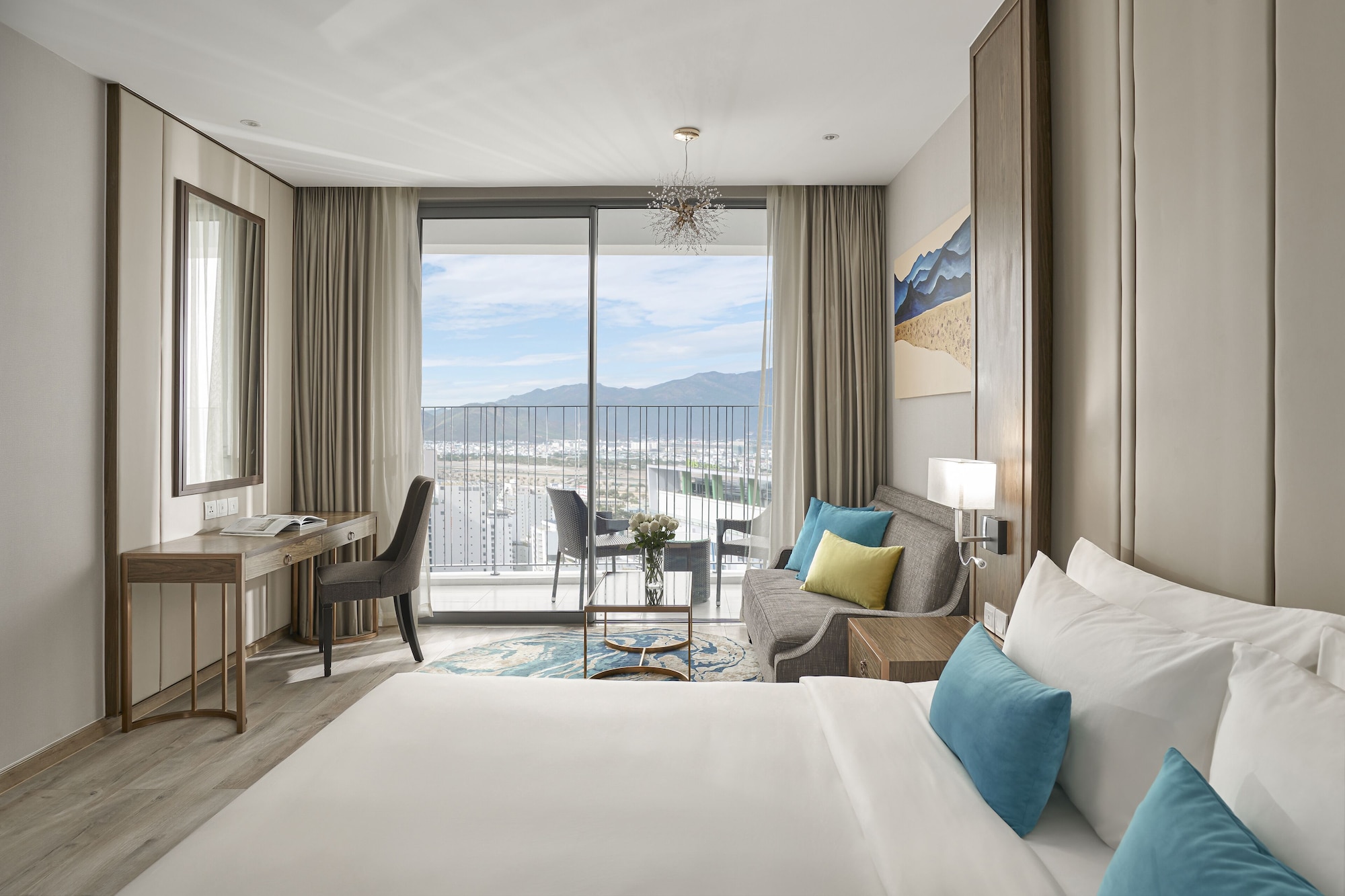 DELUXE, KING BED, CITY VIEW
