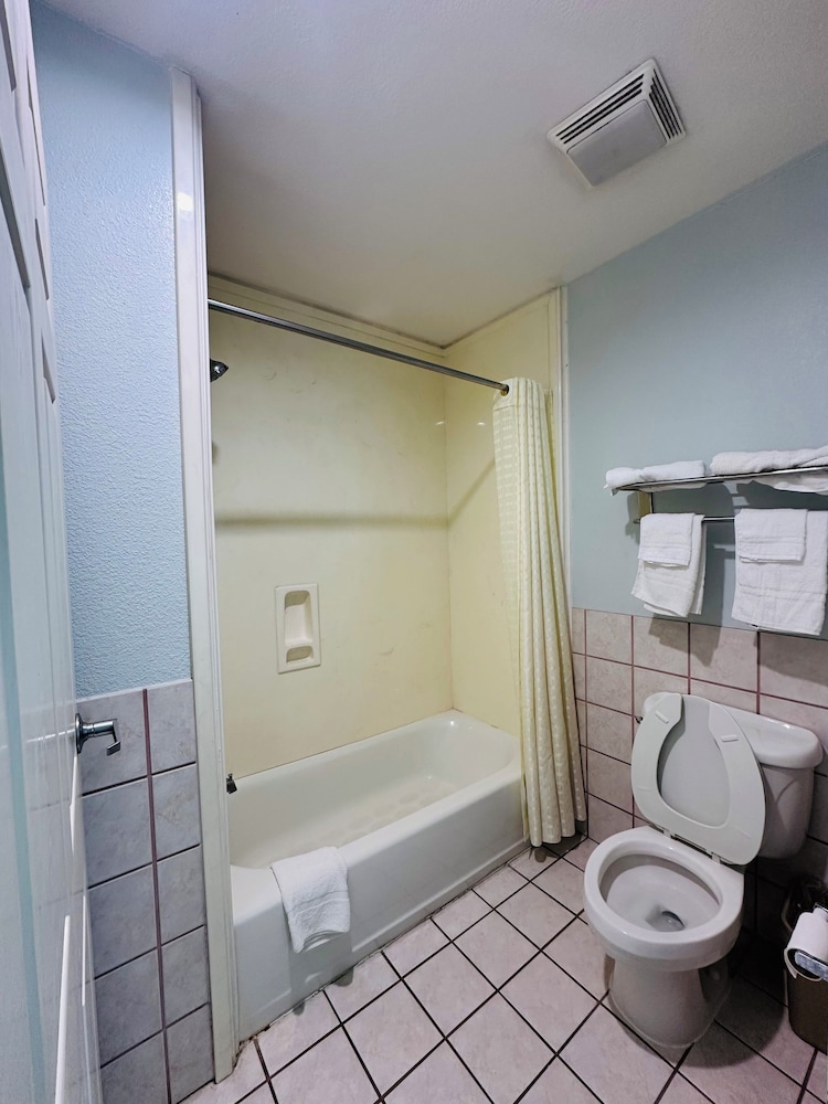 The Executive Inn Suites 66/67
