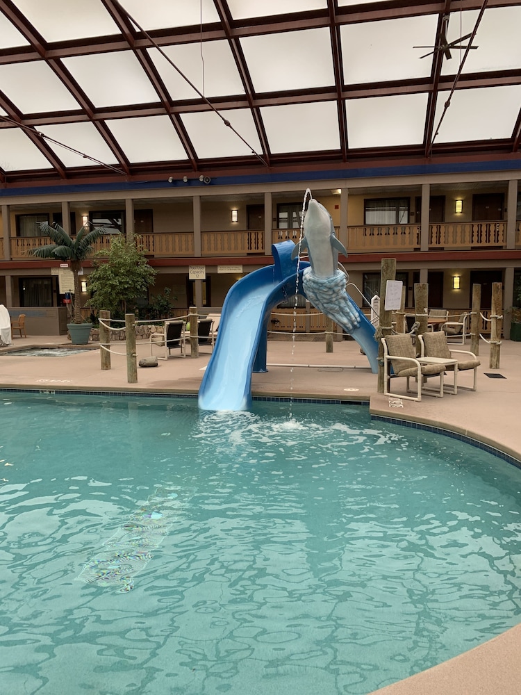 AmericInn by Wyndham La Crosse Riverfront Conference Center 8/45