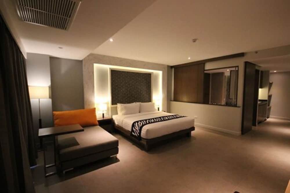 Season Five Hotel 19/53