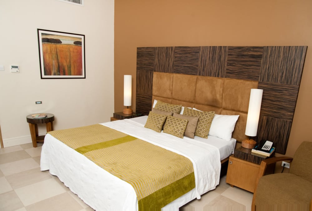 Standard, King Bed, Garden or Courtyard View