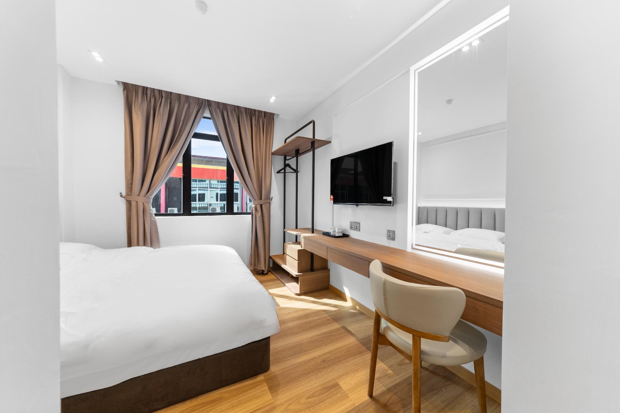 Standard, Queen Bed