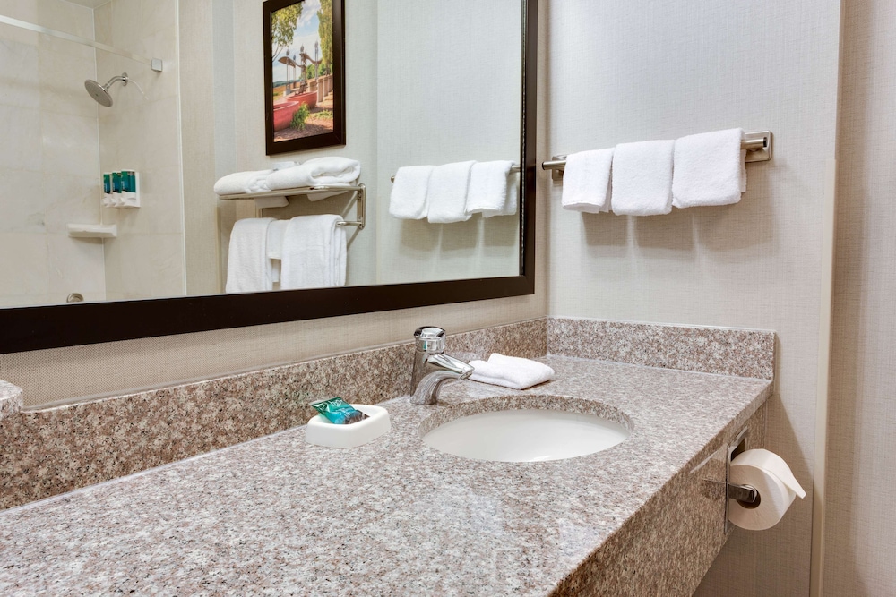 جناح بسرير كينج بغرفتين مع أريكة، Drury Inn and Suites Middletown Franklin 2/2